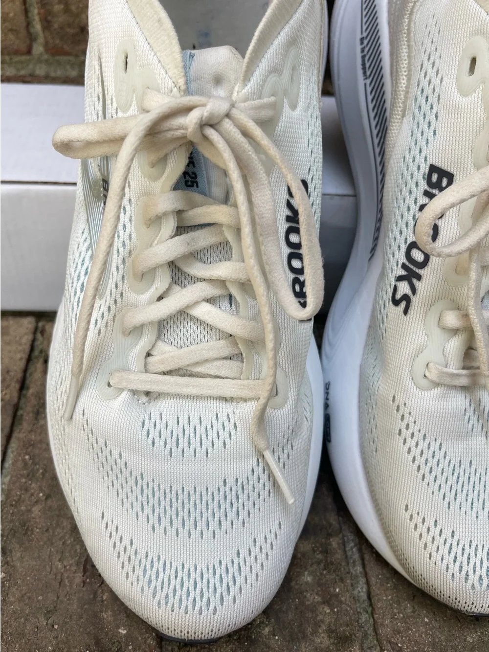 Brooks Adrenaline GTS 25 Women’s 10 White Silver Running Shoes No Insoles
